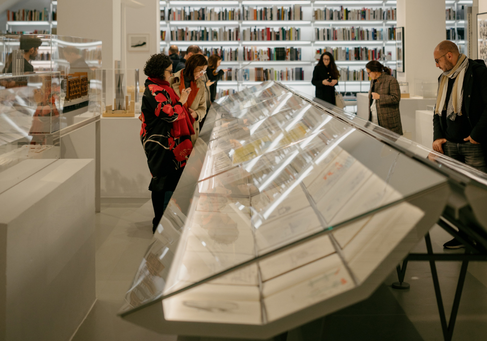 Cosmos en Madrid por Norman Foster Foundation, Tecno y Aretha