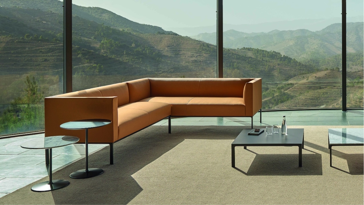 sillón y mesas para salón residencial de la firma Andreu World